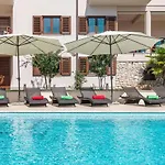 E&t With A Beautiful Pool ראבץ