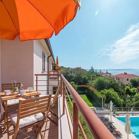 E&t With A Beautiful Pool Apartment