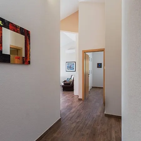 E&t With A Beautiful Pool