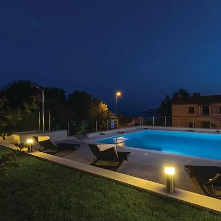 E&t With A Beautiful Pool