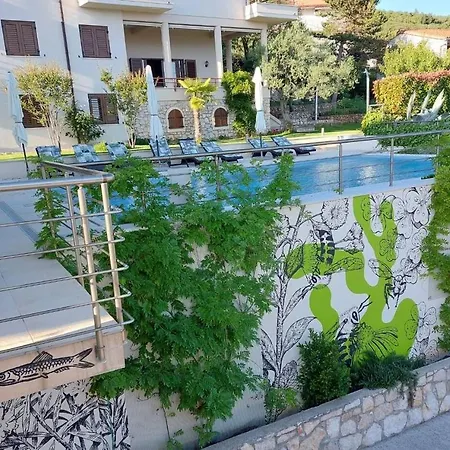E&t With A Beautiful Pool