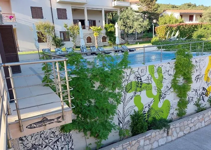 E&t With A Beautiful Pool