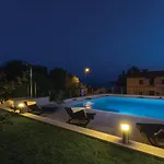 E&t With A Beautiful Pool