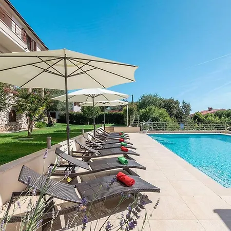 E&t With A Beautiful Pool شقة