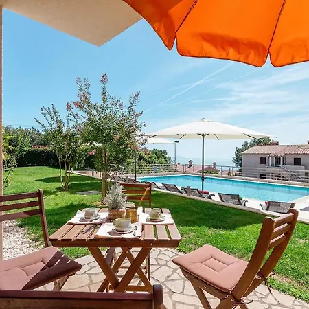 Διαμέρισμα E&t With A Beautiful Pool Rabac